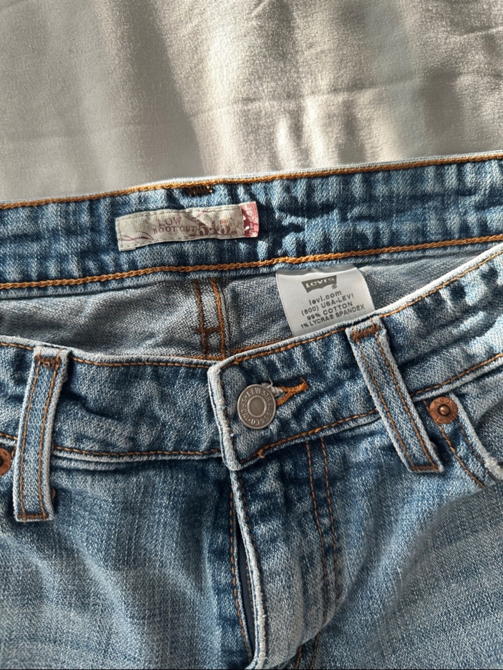 2007 Levi's Medium Blue Low Boot Cut Jeans - Picture 8 of 11